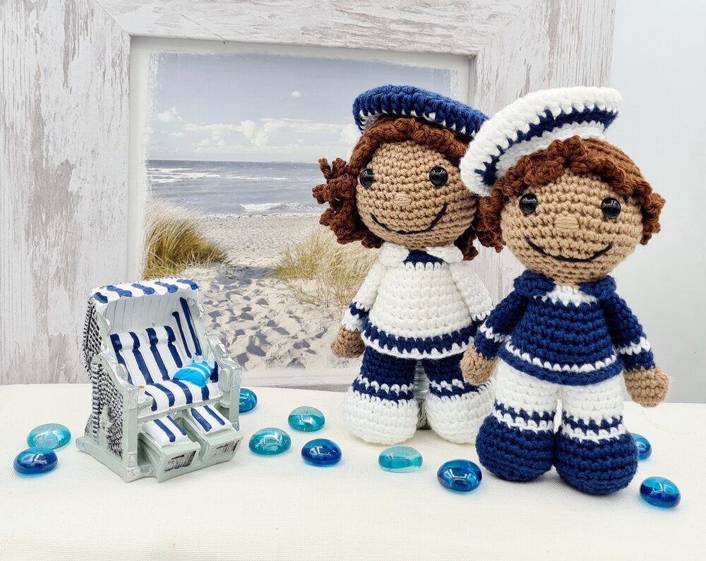 Matrose und Matrosen Mädchen mit Schiffchen