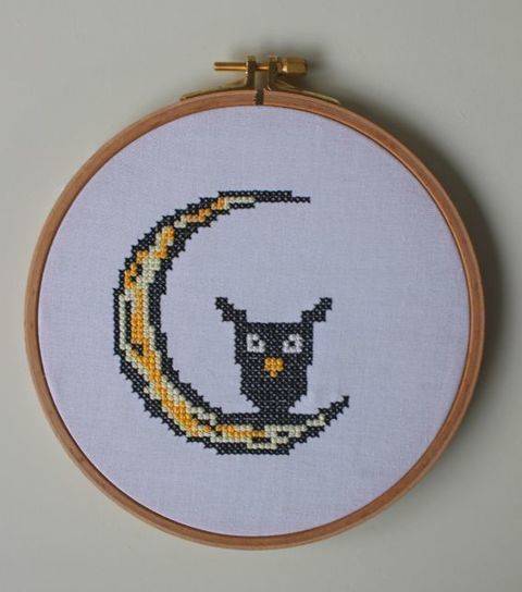 Stickdatei im Kreuzstich: Halloween - Eule auf Mond