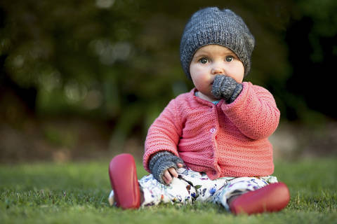 Twisted Beanie & Gloves – Knitting Pattern – Reynolds Knitting (en)