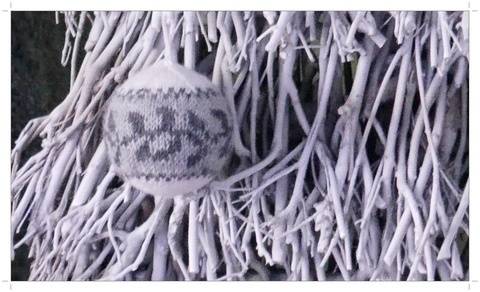 Weihnachtskugel mit Mistelzweig Motiv – Strickanleitung