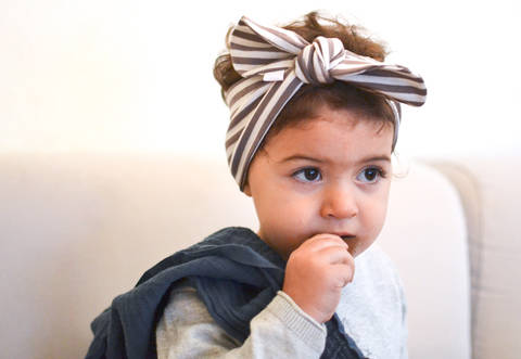 Geknotetes Baby- und Kinderhaarband