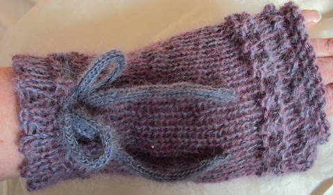 Strickanleitung flauschige, zarte Stulpen aus kostbarem Suri Alpaka