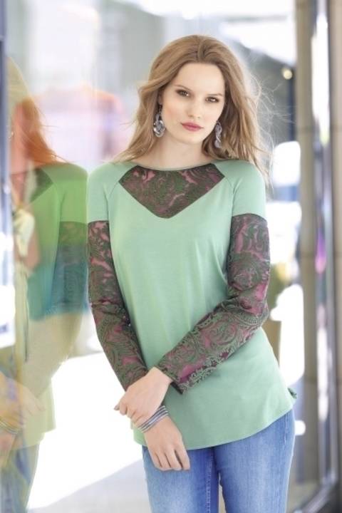 Shirt mit Spitzenstoff an Ausschnitt und Ärmel