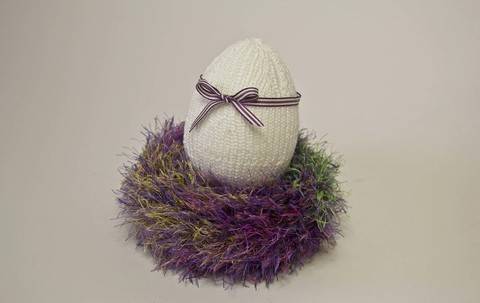 Nest mit bestricktem Ei