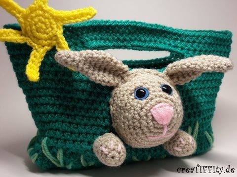 Geschenktasche „Hase auf der Wiese“ / Größe M – Häkelanleitung