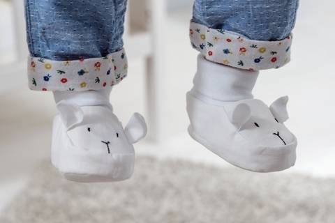 Babyschühchen mit Schäfchenmotiv