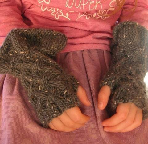 Godiel – wunderschöne Stulpen / fingerlose Handschuhe für Mädchen - Strickanleitung