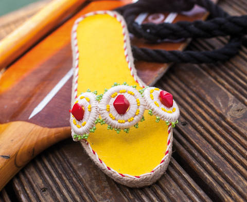 Sonnengelbe Espadrilles mit Häkelriemen Häkelanleitung
