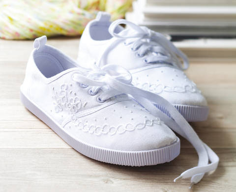Sommerschuhe mit Weißstickerei Stickanleitung