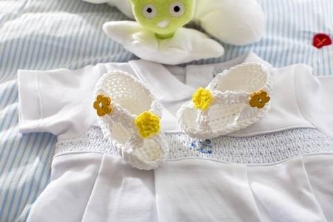 Gehäkelte Baby-Sandalen aus Baumwollgarn mit Blumendeko
