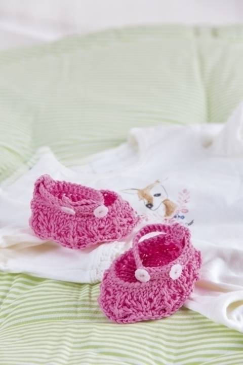 Gestrickte Baby-Ballerinas aus Baumwollgarn im Ajourmuster