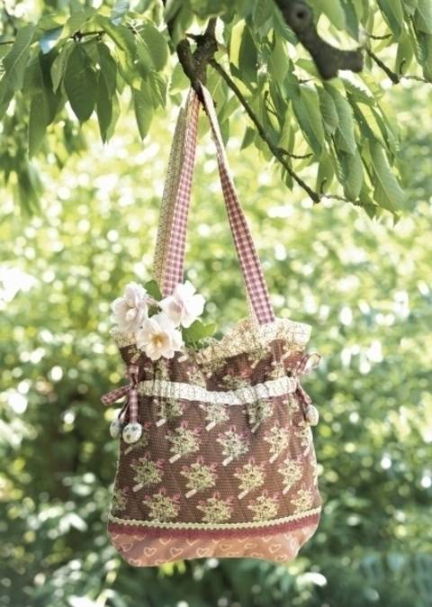 Genähte Romantiktasche aus Musterstoffen und Spitzen