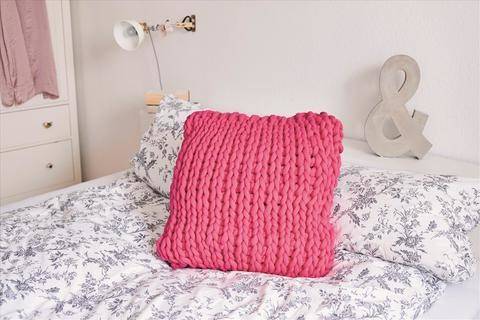 Gehäkeltes Kissen im tunesischen Strickstich