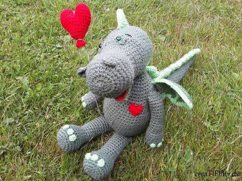 Drache Günther: Zeig-Herz-Tierchen III – Häkelanleitung