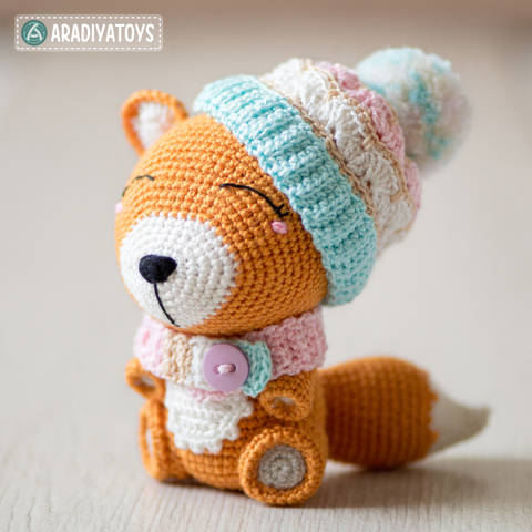 Häkelanleitung für Fuchs Alice aus der „AradiyaToys Design“-Kollektion