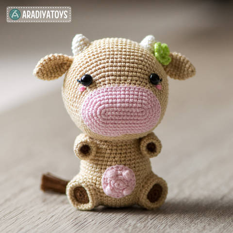 Modèle au crochet de Mia la vache de "AradiyaToys Design"