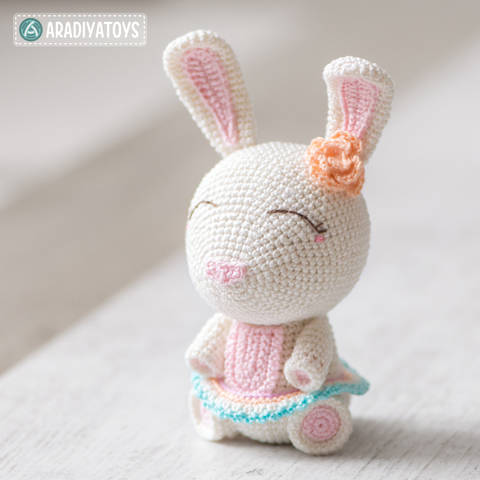 Modèle au crochet d’Emma la Lapine de "AradiyaToys Design"