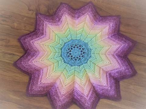 Crochet - couverture « Lotus » à 12 pointes
