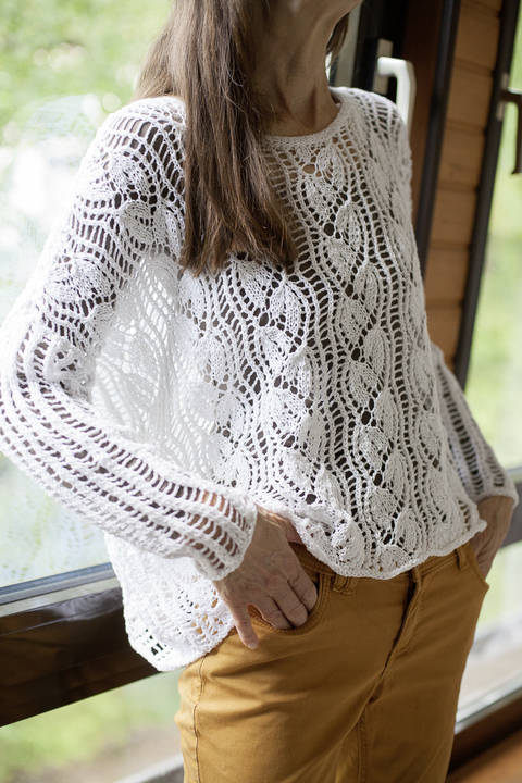 Weißer Spitzenpulli