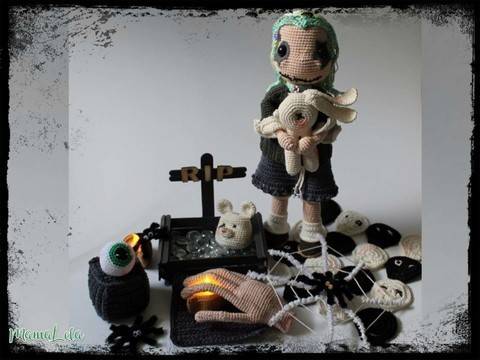 Halloween Puppe Kaira mit Deko - Häkelanleitung