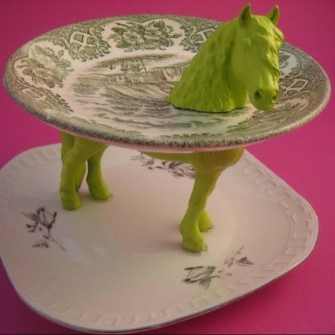 Etagere aus Tellern und Pferd, Upcycling, Schmuckständer