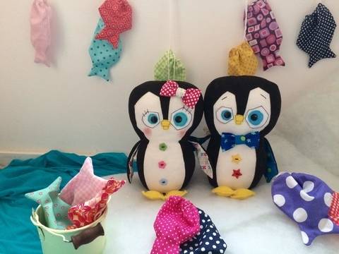 Kuscheltier "Pinguin beim Angeln"