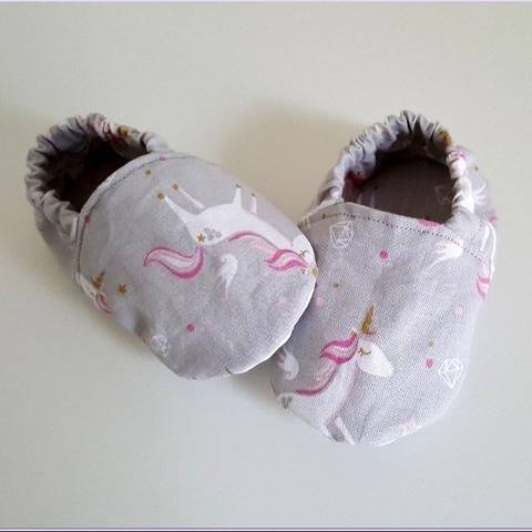 Chaussons pour bébés avec coutures apparentes pour débutant
