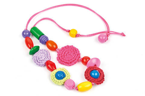 Bunte Kette aus Häkelmotiven und Perlen