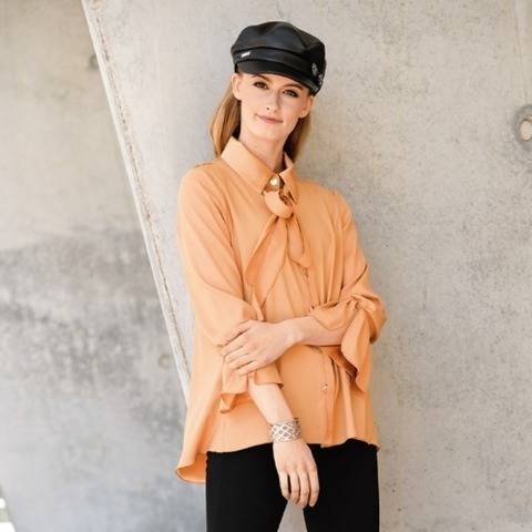Sandfarbene Seiden-Bluse mit halbverdeckter Knopfleiste