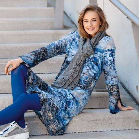 Blaugemustertes Kleid mit Ärmelvolant