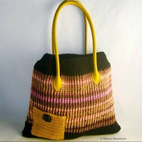 Henkeltasche mit Seitentäschchen, Reliefstäbchen Häkeltasche