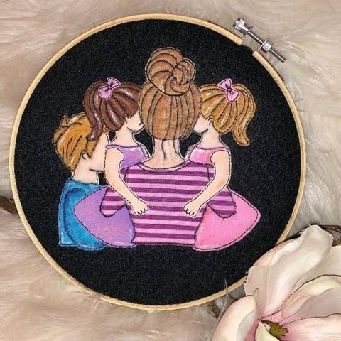 Stickdatei Mama mit Sohn und 2 Töchter Doodle Set