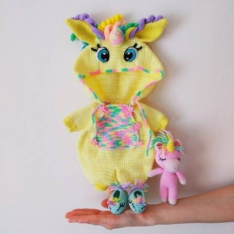 Häkelanleitung für eine Puppe in einem Einhornkostüm