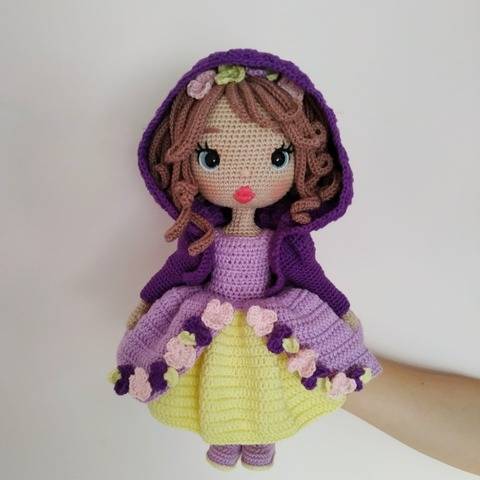 Astrid Häkelpuppe mit Kleidermuster