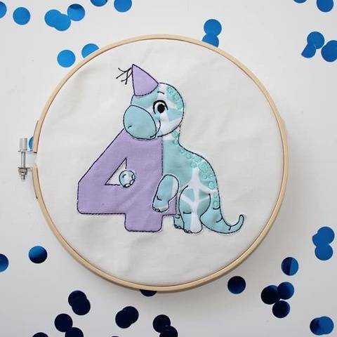 Stickdatei Dino 4. Geburtstag Doodle Set