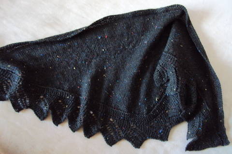 Gestricktes Tuch mit Spitzenkante