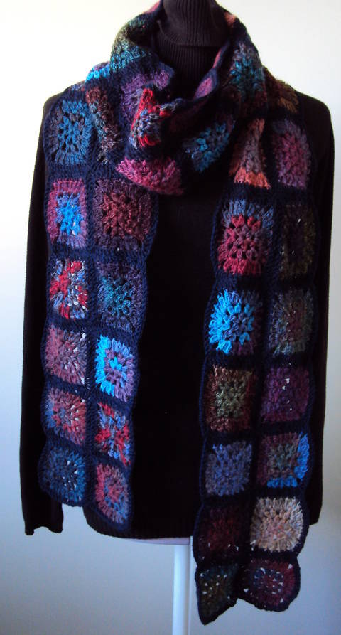 Gehäkelter Patchworkschal aus Grannysquares