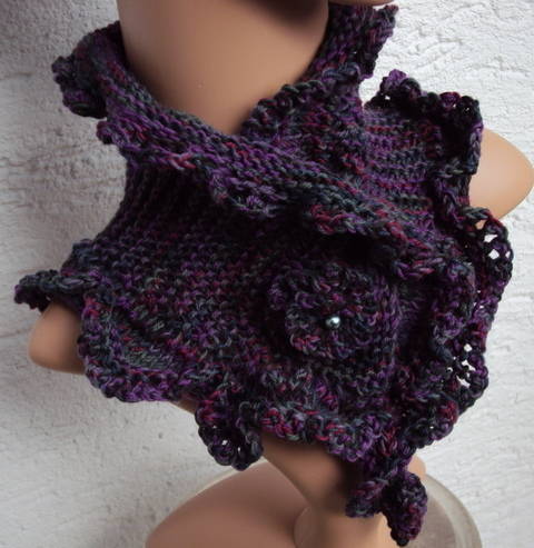 Strickanleitung für einen Kurzschal mit gehäkelter Blüte als Verschluß